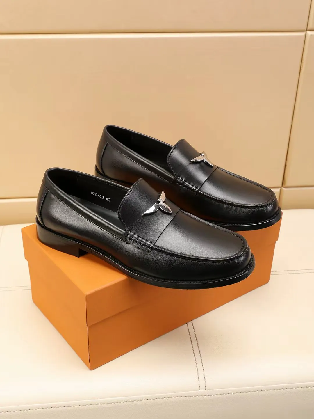 Men's shoes 440 💰 Louis Vuitton LV ® 🆕 model 🔛Full shoe counter, first layer cowhide, 🐂leather lined casual shoes for men, super soft outsole, essential for driving. Synchronized with the counter, original first layer cowhide, completely 1:1 mold customization🌹top version, color optional! Number: 39-44 (customized at 38.45.46)